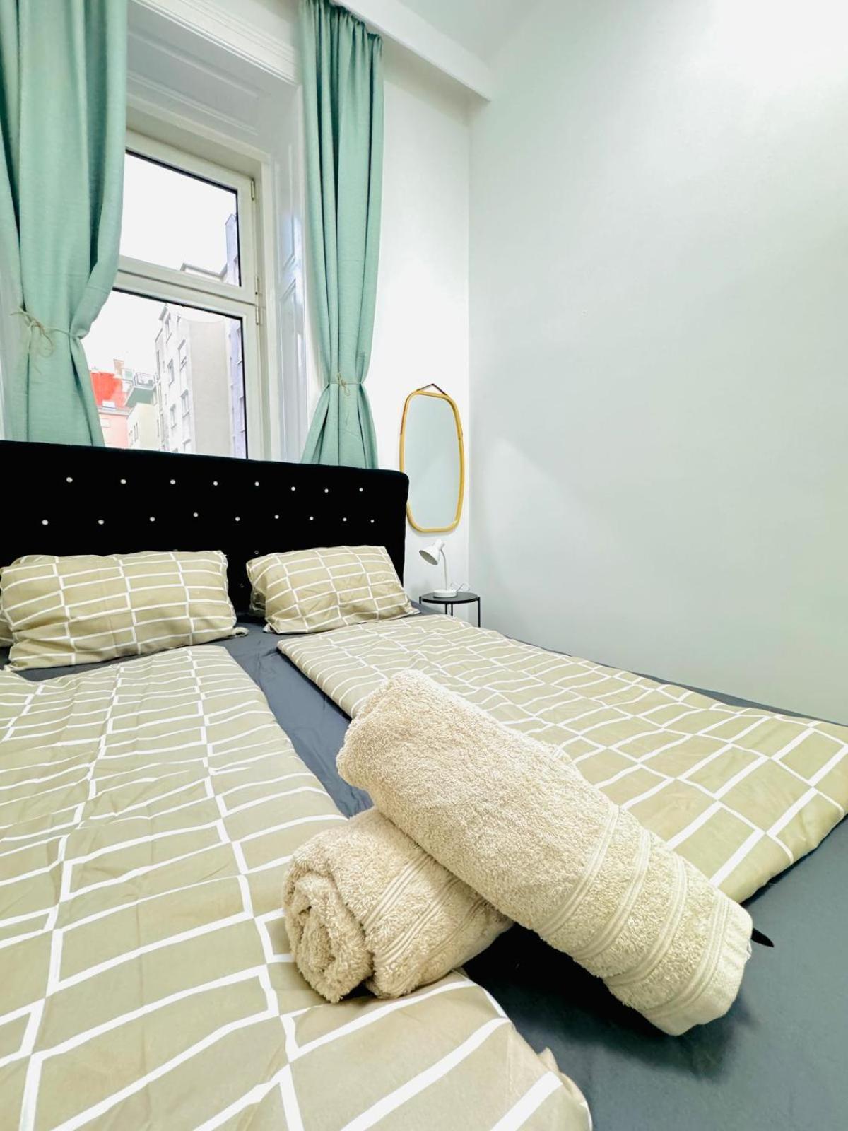 Cozy 9Br Shared Apartment, Only 12Min Walk To Augarten เวียนนา ภายนอก รูปภาพ